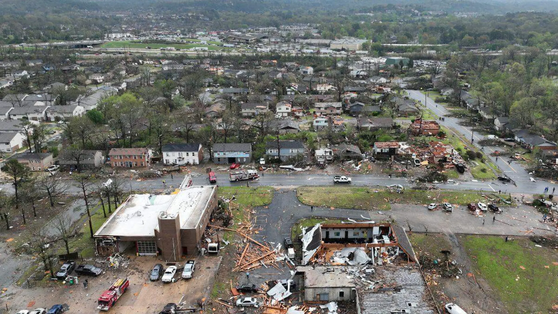 Al menos 9 muertos por tornados que arrasan el sur y el medio oeste de EU